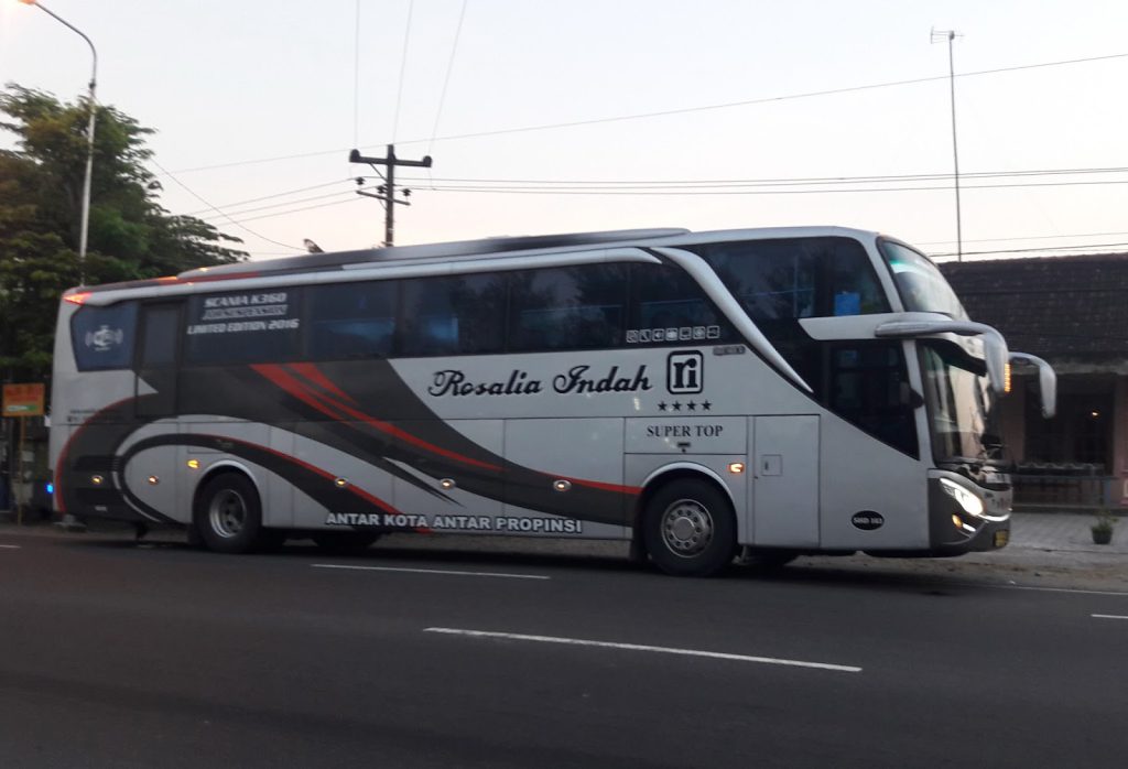 Bus kelas super eksekutif PO ROSALIA INDAH