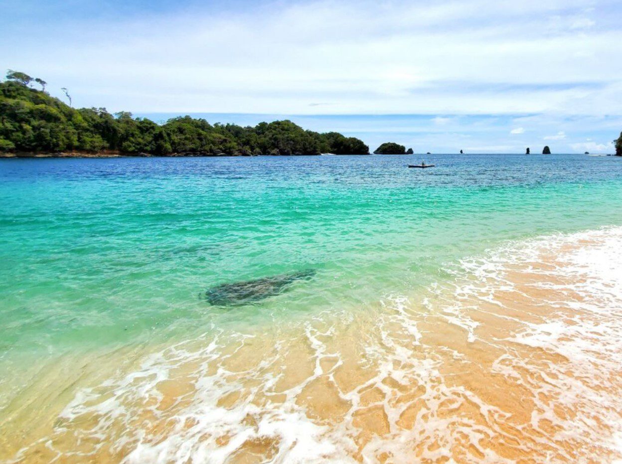 wisata pantai tiga warna