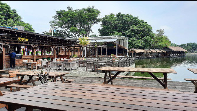 restoran yang ramai dikunjungi wisatawan 
