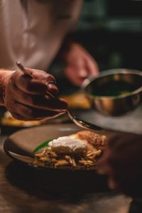restoran yang ramai dikunjungi wisatawan